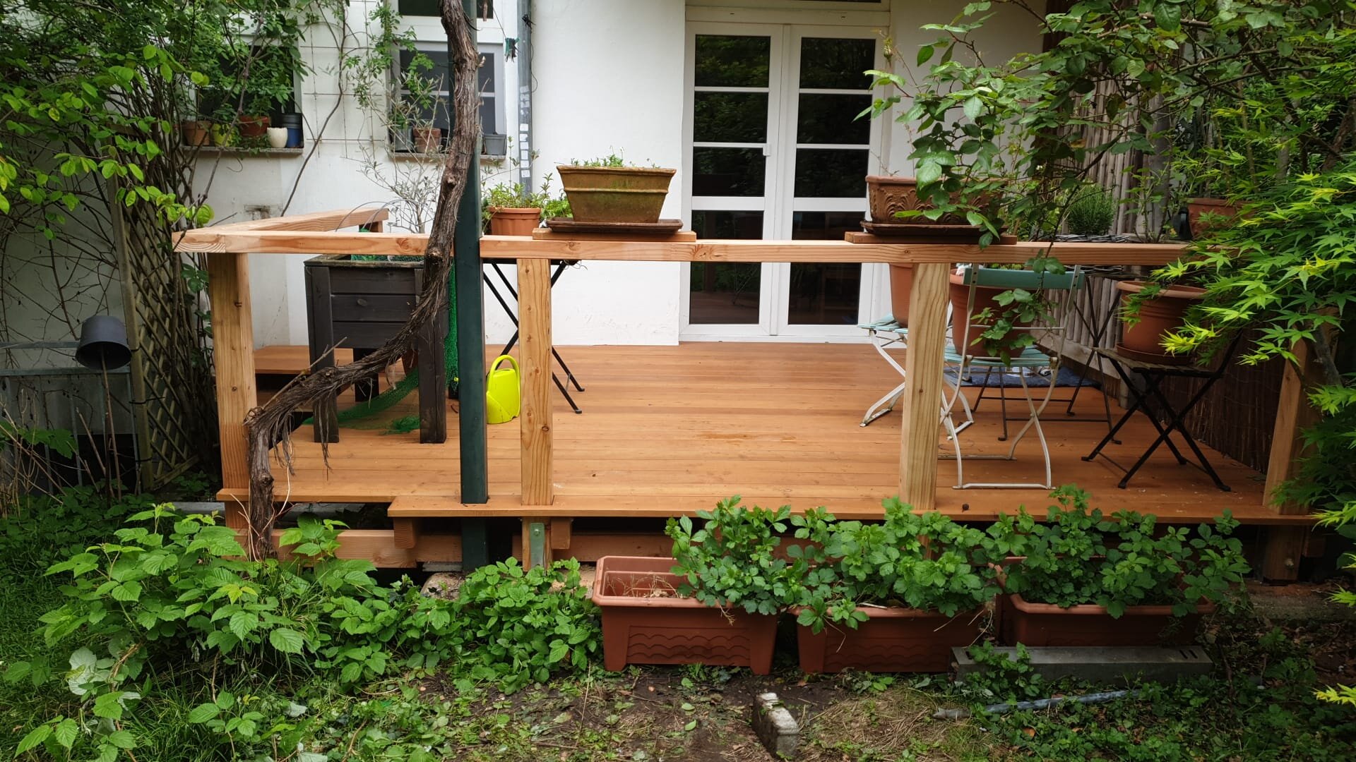 Terrasse aus heimischem Holz mit Geländer, Referenzprojekt Rupsch