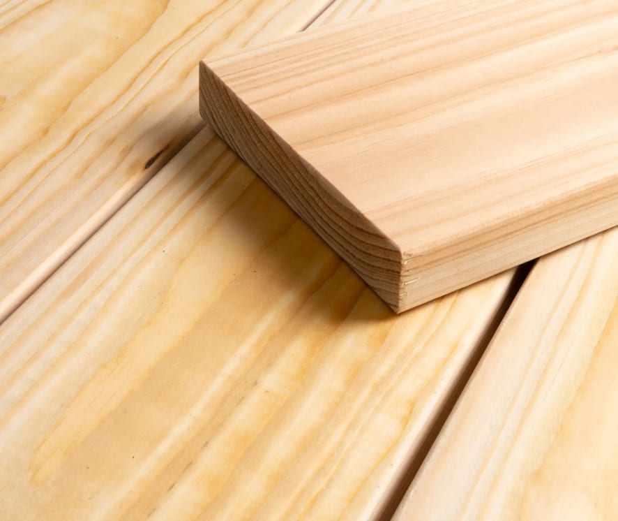 Terrassendielen aus Lärche mit glatter Oberfläche, Materialansicht