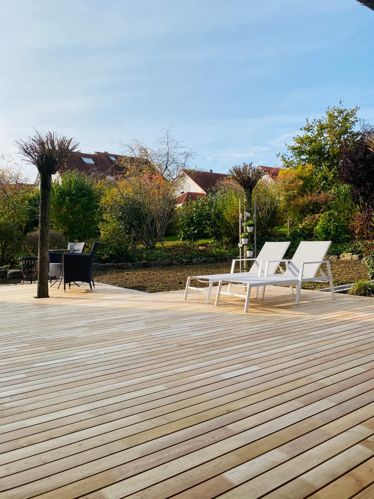 Verlegte Terrassenfläche aus Robinie mit Liegen im Garten, Aufnahme Scior Sägewerk